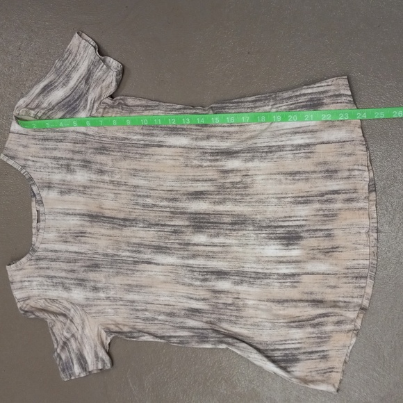 Lisa Rinna Collection Grey,Cream, and White Short Sleeve, Keyhole Back Blouse - Picture 4 of 10